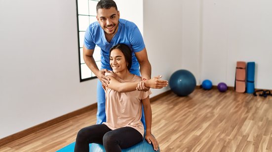 Praticar exercícios físicos é importante para a saúde da coluna (Imagem: Krakenimages.com | Shutterstock)