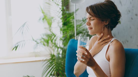 A condição pode provocar tosse frequente durante as refeições, engasgos, pneumonias aspirativas, desnutrição e desidratação (Imagem: ViDI Studio | Shutterstock)