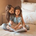A literatura infantil contribui para o desenvolvimento das habilidades socioemocionais ao ajudar as crianças a compreenderem suas emoções e valores (Imagem: PeopleImages.com - Yuri A | Shutterstock)