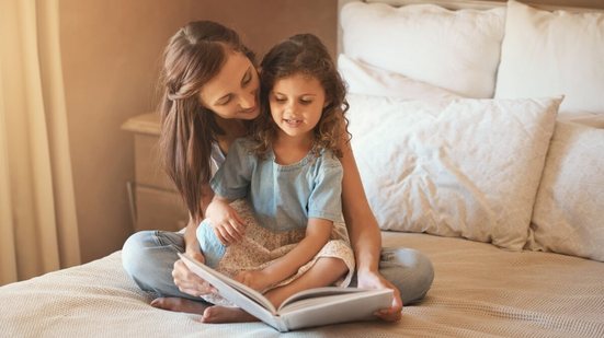 A literatura infantil contribui para o desenvolvimento das habilidades socioemocionais ao ajudar as crianças a compreenderem suas emoções e valores (Imagem: PeopleImages.com - Yuri A | Shutterstock)