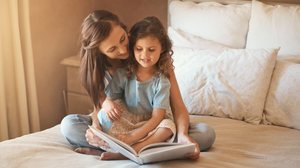 A literatura infantil contribui para o desenvolvimento das habilidades socioemocionais ao ajudar as crianças a compreenderem suas emoções e valores (Imagem: PeopleImages.com - Yuri A | Shutterstock)