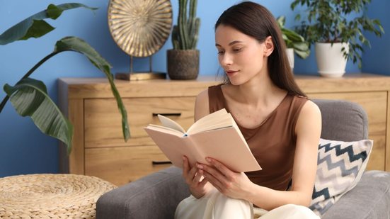 Ler estimula a reflexão e se transforma em um gesto de autocuidado (Imagem: New Africa | Shutterstock)