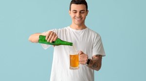 É possível evitar a ressaca intensa com algumas orientações práticas (Imagem: Pixel-Shot | Shutterstock)