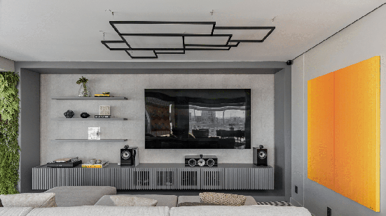 Ao longo de mais de sete décadas, a presença das TVs ajudou a redefinir as salas de estar e trouxe novas soluções para integrar tecnologia, conforto e decoração (Projeto: escritório Spaço Interior  | Imagem: Kadu Lopes)