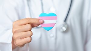 Avanços técnicos e mudança de abordagem têm ampliado o acesso de pessoas trans a procedimentos de afirmação de gênero (Imagem: Jo Panuwat D | Shutterstock)