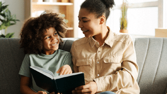 Livros são presentes que acompanham as descobertas da infância e incentivam o hábito da leitura (Imagem: AYO Production | Shutterstock)