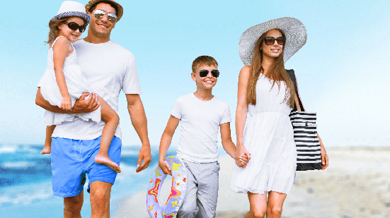 Praias com mar calmo são ótimas opções para aproveitar o Dia das Crianças com a família (Imagem: Billion Photos | Shutterstock)
