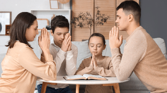 Pais, tios, avós e padrinhos podem abençoar as crianças com uma oração (Imagem: Pixel-Shot | Shutterstock)