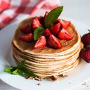 Panquecas com morango (Imagem: Ollinka | Shutterstock)