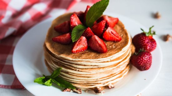 Panquecas com morango (Imagem: Ollinka | Shutterstock)