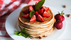 Panquecas com morango (Imagem: Ollinka | Shutterstock)