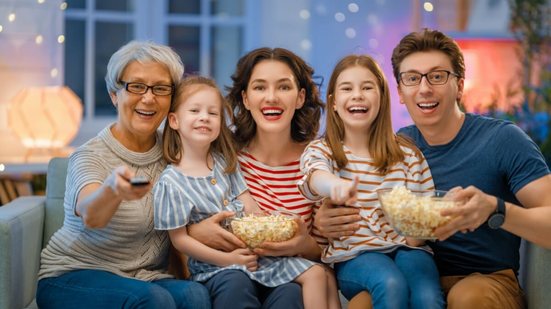 Reunir a família para assistir a filmes no Dia das Mães pode ser uma oportunidade para aprender inglês (Imagem: Ground Picture | Shutterstock)