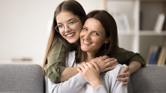 O Dia das Mães também pode ser entendido como um campo de amor, cura e conexão entre o humano e o divino (Imagem: fizkes | Shutterstock)