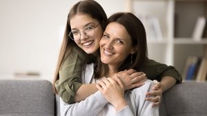 O Dia das Mães também pode ser entendido como um campo de amor, cura e conexão entre o humano e o divino (Imagem: fizkes | Shutterstock)