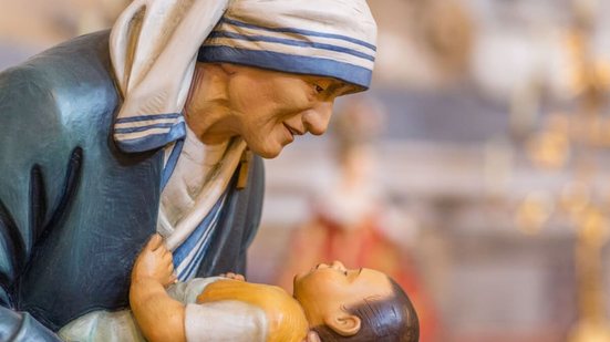 Orações dedicadas à Santa Teresa de Calcutá são uma ótima maneira de se conectar com a devoção e a compaixão (Imagem: Vivida Photo PC | Shutterstock)