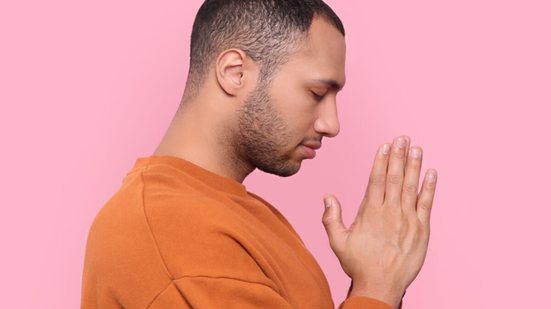 Orações para São Benjamim são uma forma de fortalecer a fé diante das dificuldades e buscar coragem para permanecer firme (Imagem: New Africa | Shutterstock)