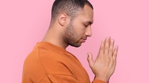 Orações para São Benjamim são uma forma de fortalecer a fé diante das dificuldades e buscar coragem para permanecer firme (Imagem: New Africa | Shutterstock)