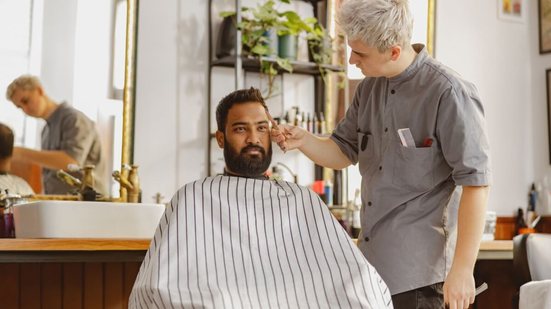 Construir uma carreira na barbearia exige mais do que equipamentos e domínio dos cortes (Imagem: Yaroslav Astakhov | Shutterstock)