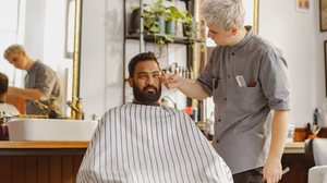 Construir uma carreira na barbearia exige mais do que equipamentos e domínio dos cortes (Imagem: Yaroslav Astakhov | Shutterstock)