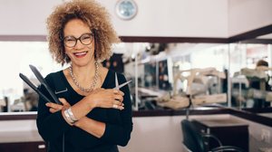 A profissão de cabeleireiro transforma histórias, gera renda e cria futuros (Imagem: Jacob Lund | Shutterstock)