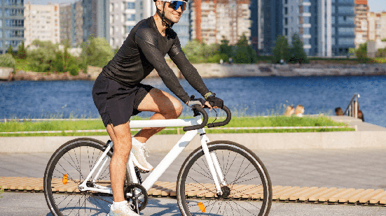 Explorar destinos de bicicleta tem conquistado espaço entre as preferências dos turistas brasileiros (Imagem: muse studio | Shutterstock)