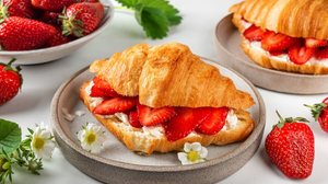 Croissant de morango e cream cheese  
(Imagem: artem evdokimov | Shutterstock)