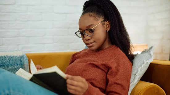 A leitura ajuda no desenvolvimento pessoal e no aprendizado contínuo (Imagem: Drazen Zigic | Shutterstock)