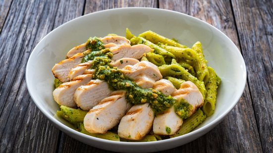 Penne com molho pesto e peito de frango grelhado (Imagem: Jacek Chabraszewski | Shutterstock)