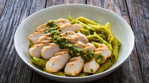 Penne com molho pesto e peito de frango grelhado (Imagem: Jacek Chabraszewski | Shutterstock)