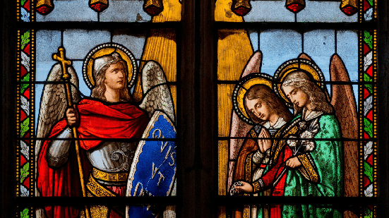 As simpatias para os Arcanjos Miguel, Rafael e Gabriel podem ser usadas para concentrar pensamentos, agradecer e colocar uma intenção clara sobre aquilo que deseja (Imagem: Joan Sutter | Shutterstock)