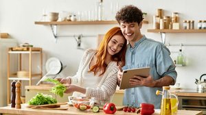 Os relacionamentos têm um papel importante na formação e manutenção de hábitos saudáveis entre o casal (Imagem: LightField Studios | Shutterstock)