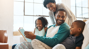 Uma boa história pode ser o presente perfeito para celebrar o Dia dos Pais com significado (Imagem: PeopleImages | Shutterstock)