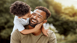 a energia paterna está ligada ao princípio masculino, conhecido como energia Yang (Imagem: PeopleImages | Shutterstock)