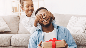 Do pai ariano ao pisciano, cada personalidade pede um presente diferente (Imagem: Prostock-studio | Shutterstock)