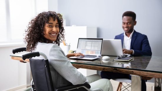 Promover a inclusão nas empresas impulsiona oportunidades para todos (Imagem: Andrey_Popov | Shutterstock)