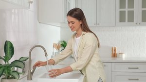 Pequenas ações podem fazer grande diferença no dia a dia, como instalar aeradores nas torneiras (Imagem: New Africa | Shutterstock)