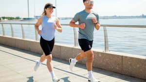 Excesso de intensidade durante a corrida pode ser perigoso para iniciantes (Imagem: muse studio | Shutterstock)