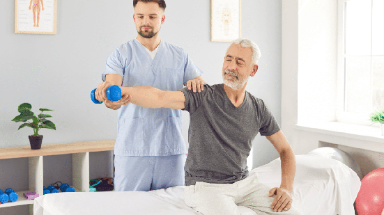 A fisioterapia fortalece o corpo e auxilia na manutenção da independência (Imagem: Studio Romantic | Shutterstock)