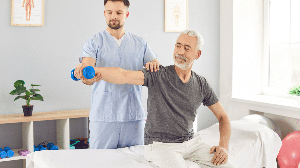 A fisioterapia fortalece o corpo e auxilia na manutenção da independência (Imagem: Studio Romantic | Shutterstock)