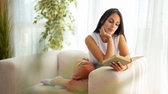 Ler também é uma forma de cuidar de si e encontrar mais equilíbrio no meio da rotina (Imagem: DexonDee | Shutterstock)