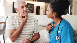 O câncer de laringe se desenvolve, na maioria dos casos, nas pregas vocais (Imagem: PeopleImages | Shutterstock)