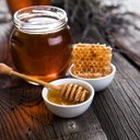 O mel se destaca por seus benefícios nutricionais e por sua importância econômica e ambiental (Imagem: Sebastian Duda | Shutterstock)
