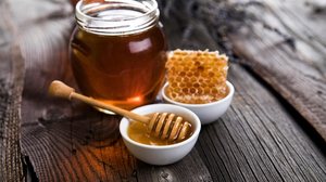 O mel se destaca por seus benefícios nutricionais e por sua importância econômica e ambiental (Imagem: Sebastian Duda | Shutterstock)