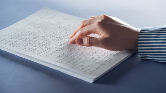'Dia Mundial do Braille' aumenta a conscientização sobre a importância do método para a verdadeira inclusão social (Imagem: LightField Studios | Shutterstock)