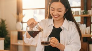 O café, presente na rotina dos brasileiros, é um grande aliado da saúde (Imagem: Pranithan Chorruangsak | Shutterstock)