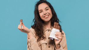 O chocolate percorreu milhares de anos até se tornar um dos alimentos mais populares do mundo (Imagem: Prostock-studio | Shutterstock)