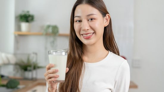 O leite é fonte de proteínas, cálcio, vitaminas e minerais importantes para o organismo (Imagem: Kmpzzz | Shutterstock)