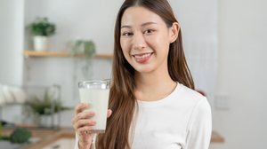 O leite é fonte de proteínas, cálcio, vitaminas e minerais importantes para o organismo (Imagem: Kmpzzz | Shutterstock)