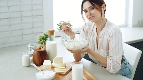 Alimento nutritivo, o queijo pode integrar uma alimentação equilibrada, especialmente quando há atenção à escolha de tipos mais saudáveis (Imagem: Nina Buday | Shutterstock)