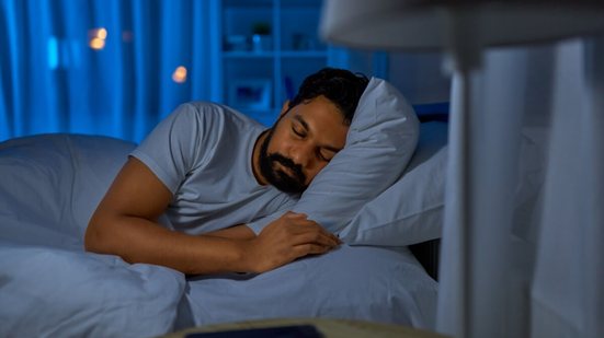 Dormir bem é um processo fundamental para a recuperação do organismo (Imagem: Ground Picture | Shutterstock)
